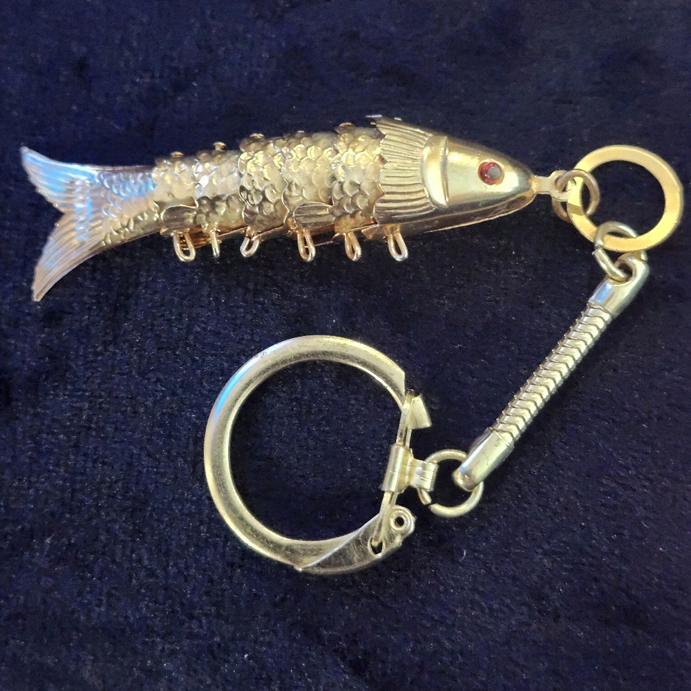 vintage articulated Koi goldtone fish keychain featuring segmented Metal